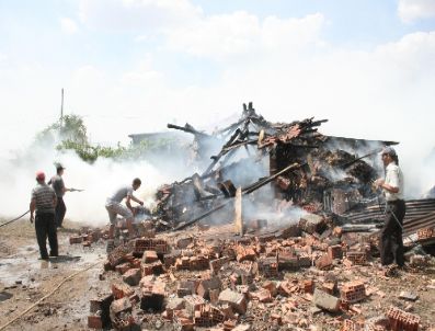 Keşan’da Saman Balyası Yangını: Bir Ev ve İki Ahır Kül Oldu