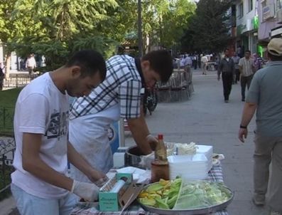 Sattıkları Çiğ Köftenin Parasını Somali`ye Gönderiyorlar