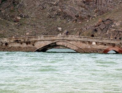 Tarihi Köprüyü Kır Bekçileri Koruyacak