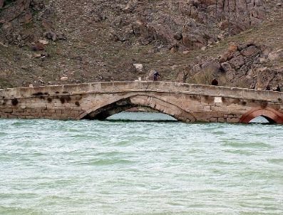 NIYAZI ULUGÖLGE - Tarihi Köprüyü Kır Bekçileri Koruyacak