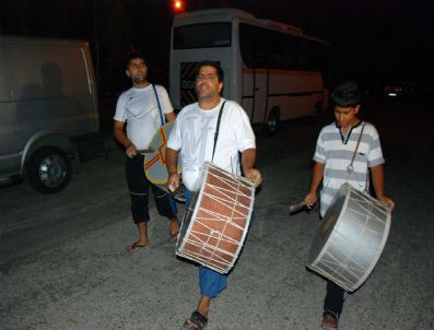 Ailece Davulculuk Yapıyorlar