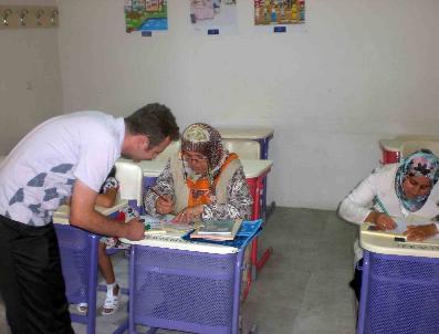 Çocuklar Okuma Salonuna, Ebeveyleri Okuma-Yazma Kursuna Gidiyor