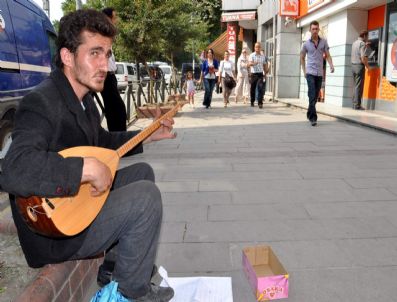 İş Bulamayınca Caddelerde Bağlama Çalıyor