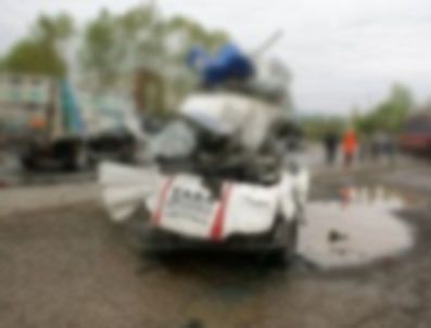 İşci minibüsü tıra çarptı