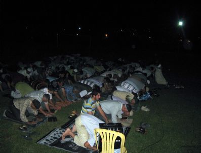 (özel) Futbol Sahasında Teravih Namazı