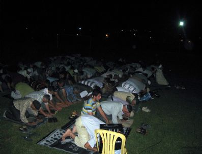 (özel) Futbol Sahasında Teravih Namazı