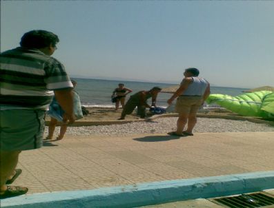 Paraşütçü Sahilde Güneşlenenlerin Üzerine Düştü