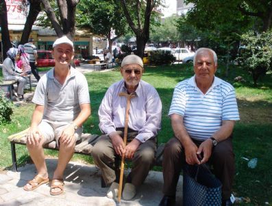 Sıcaktan Bunalanlar Parklarda Serinledi