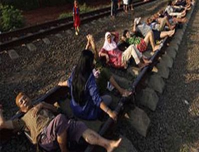 Tren raylarında şifa arıyolar