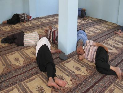 Vatandaşlar, Sıcaklardan Korunmak İçin Klimalı Camilere Sığınıyor