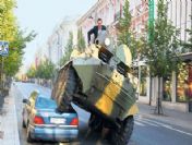 Yanlış yere park eden aracı tankla ezdi 