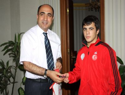 NEVZAT PALTA - Başkan Palta`dan Avrupa İkincisi Milli Güreşçiye Ödül