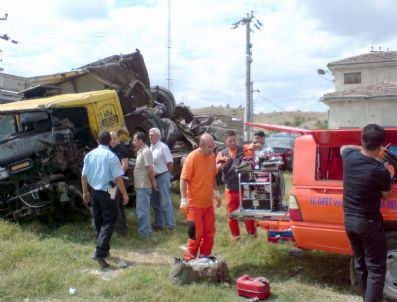 AKÇAKESE - Freni Boşalan Kamyon Duvara Çarptı: 2 Ölü 1 Yaralı