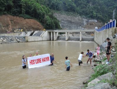 Hes Protestosu İçin Dereye Girdiler