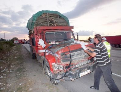 Kamyonun Çarptığı Yolcu Minibüsü Devrildi: 3 Yaralı