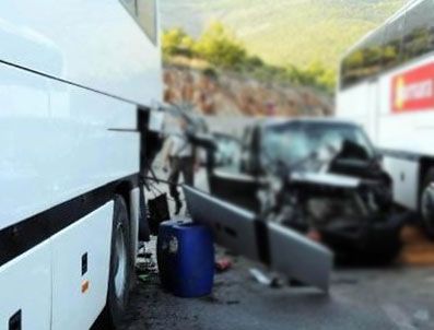 Otomobil Emniyet Şeridinde Bekleyen Turist Otobüsüne Çarptı: 2 Yaralı