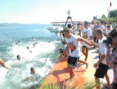 Aziz Yıldırım`a Hediye Edecekleri Kupayı Sapanca Gölü`nde Kaybettiler