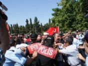 Şehitlikteki terör protestosunda gerginlik