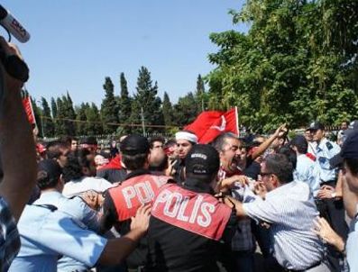 EDIRNEKAPı - Şehitlikteki terör protestosunda gerginlik