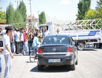 Kazaların Önlenmesini İsteyen Köylüler Yol Kesti