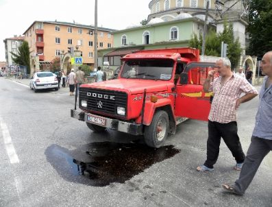 Motosiklet, Kamyonete Çarptı: 1 Yaralı