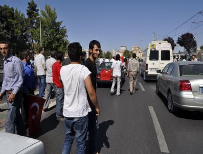 Protesto İçin Yol Kestiler