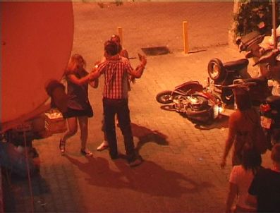 Türk Kızları İngiliz Turistlerle Birbirine Girdi