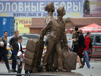 “türkiye’ye Bavul Ticaretine Giden Kadınlar Rusya`yı Ayakta Tuttu”
