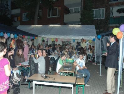 Türklerin İftarına Katılan Almanlar, Bir Gün Sonra Çiçeklerle Teşekküre Geldi