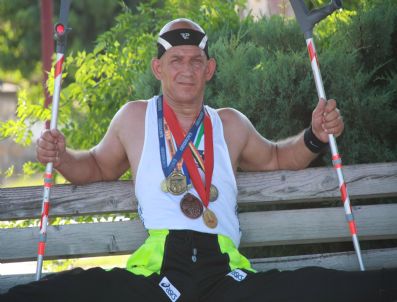 5 Kıtada Yüzlerce Maratonu Elleriyle Koştu