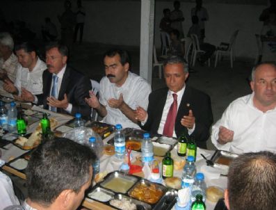 Ak Partili Vekiller Alaşehir`de İftar Yemeğinde