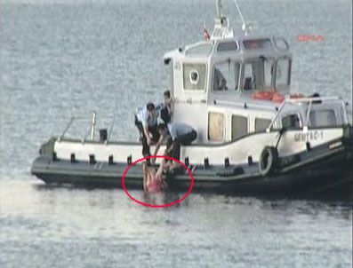 Bakırköy'de denize atlayan kadını polis kurtardı