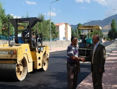 Başkan Korkut, Çekici Eline Alarak Yola Taş Döşedi
