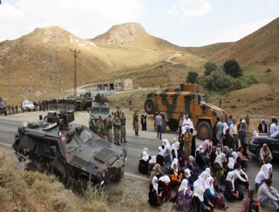 ESAT CANAN - Canlı Kalkan Kadınlar Durduruldu