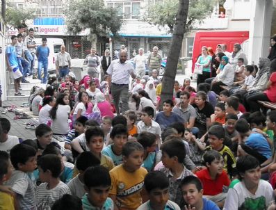 Çocuklar Arkadaşlarını Cami`de  İftara Aldı