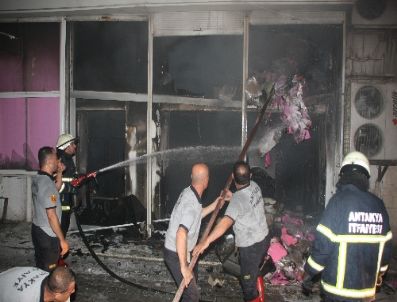 Hazır Giyim Mağazasındaki Yangın Korkuttu