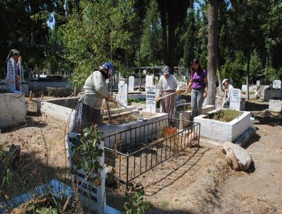 İncirliova Mezarlığına Kadın Eli Değdi