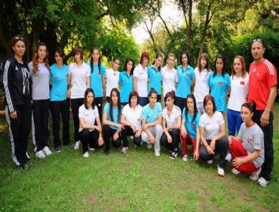 İzmirli Bayanlar, Güreşteki Başarılarıyla Göz Kamaştırıyor