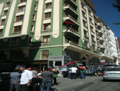 Libya Başkonsolosluğu’na Muhaliflerin Bayrağı Asıldı