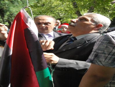 Libya Büyükelçiliği`nde Bayrak İndirilerek Yakıldı