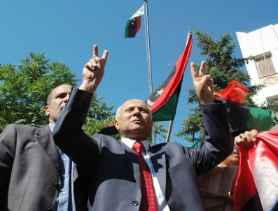 Libya`nın Ankara Büyükelçiliği`ne Muhaliflerin Bayrağının Çekilmesi