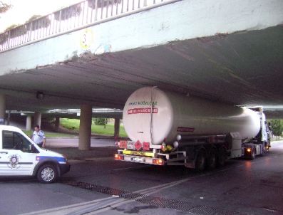 Lng Yüklü Tanker Köprüye Takıldı, Facianın Eşiğinden Dönüldü
