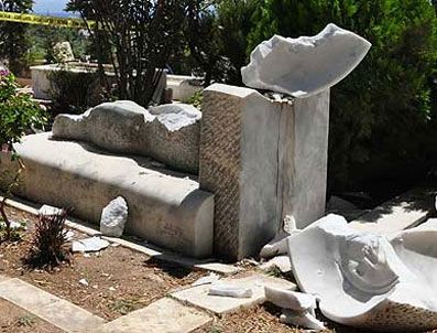 CAN YÜCEL - Can Yücel'in mezarına saldırdılar