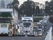 Kamyoncular meclis binasını sardı