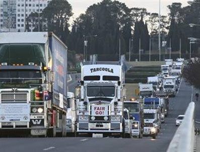 JULIA GILLARD - Kamyoncular meclis binasını sardı