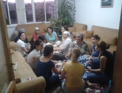 Muğla’da Ak Partili Hanımlar Fakir Sofralarında İftara Katılıyor