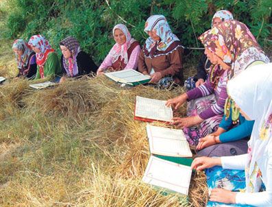 Ekin tarlasında mukabele molası