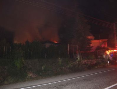 Tosya`da Meydana Gelen Yangında Bir Ev Kullanılamaz Hale Geldi