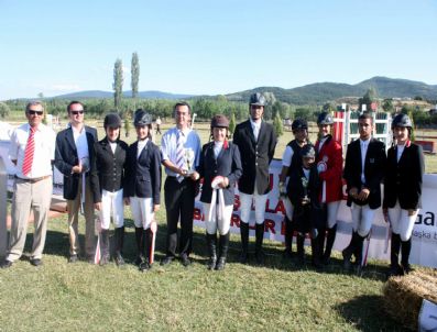 TÜRKIYE BINICILIK FEDERASYONU - Valilik Kupasını, Feri Simge Özaltındere Kazandı