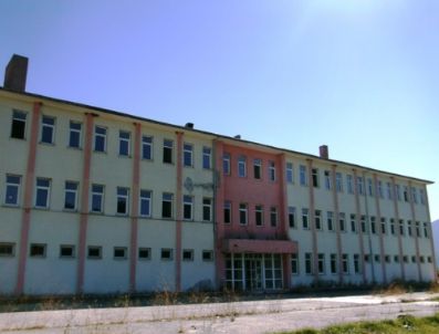TACETTIN ÖZKARAMAN - 10 Yıldır Açılmayı Bekleyen Hastane, Sokak Hayvanlarına Barınak Oldu